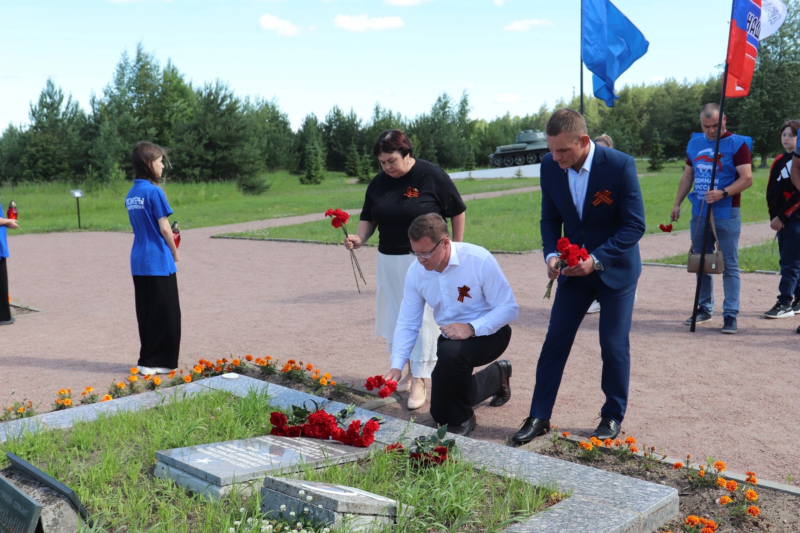 Возложение цветов в память всех павших в Великой Отечественной войне на  Мемориале «Невский пятачок» состоялось - Кировсксббж